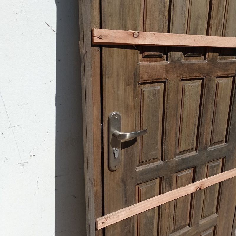 Puerta exterior en madera maciza con marco y cerradura - imagen 4