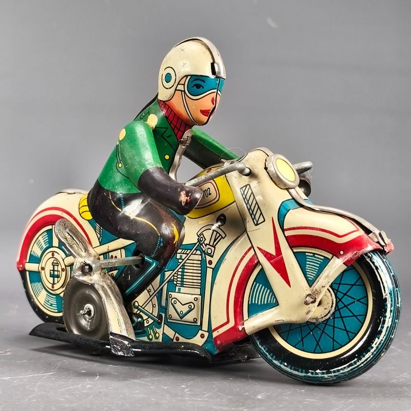 Lote siguiente: Motocicleta Vintage MS 702 en Chapa a Doble Cuerda