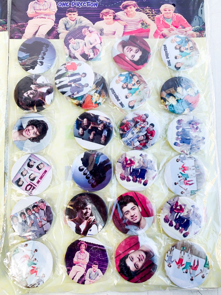 Lote de 24 Pines de Violetta y One Direction