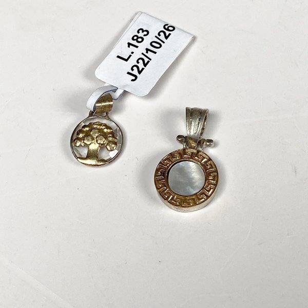 Dos Colgantes de Plata con Diseños Distintivos