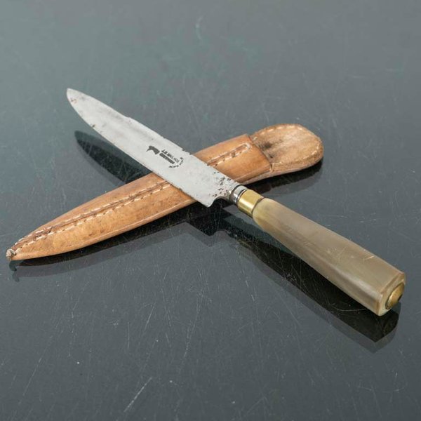 Cuchillo de Caza Milos con Mango de Guampa y Funda de Cuero