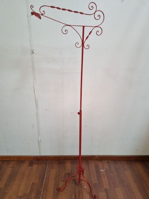 Lote anterior: Antiguo soporte para jaula, farol y otros objetos