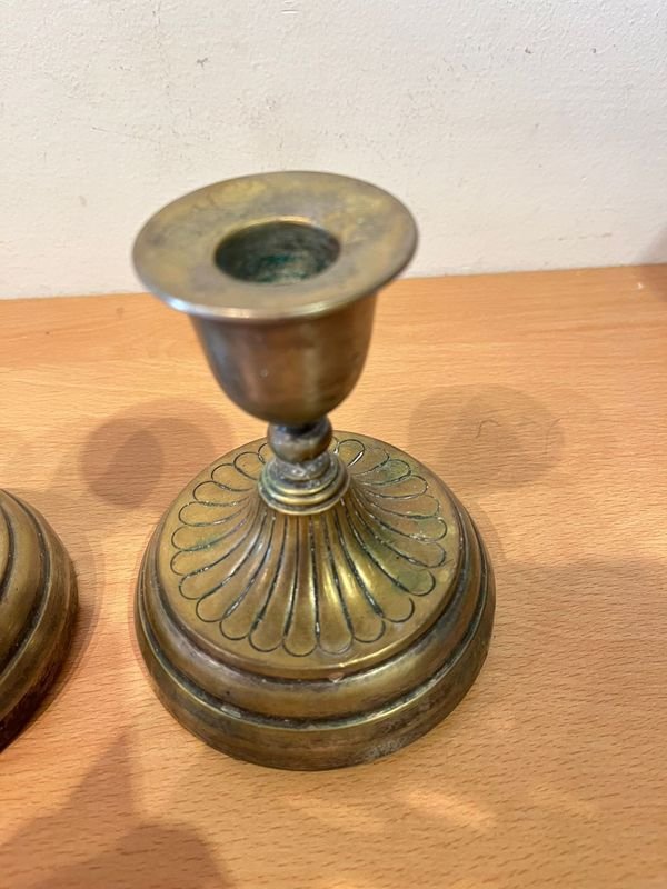 Portavelas de plata tallados con detalles ornamentales - imagen 2