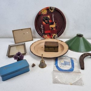 Lote de Adornos y Objetos Varios: Bandeja Chocolate, Marcos, Campana y Herradura - imagen 2