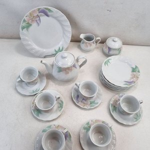 Juego de Loza Lynns Fine China: Tetera, Azucarera, Lechera, Tazas y Platos con Flores - imagen 3