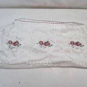 L 049 - 3 Piezas - Lote de mantelería decorativa con delicados bordados florales y terminaciones en encaje y crochet - imagen 5