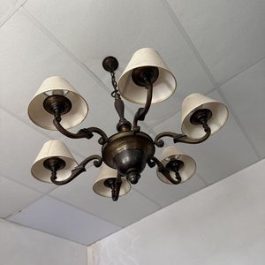 Araña Clásica de Bronce con 6 Luces y Brazos Ornamentales - imagen 3