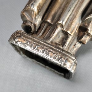 Figura Religiosa de Metal Plateado - Virgen con Cruz y Rosario - imagen 7