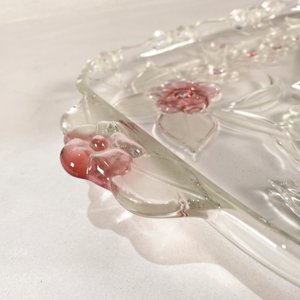 Centro de Mesa Rectangular Toskani con Flores Rosas y Transparentes - imagen 3