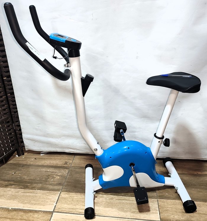 Bicicleta Fija con Computadora Integrada - Blanca y Celeste