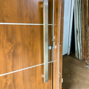 Tres Puertas Interiores de Madera con Detalles y Manijas Metálicas - imagen 3