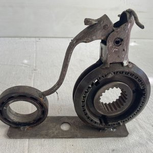 Escultura Moderna de Hierro Reciclado - imagen 3