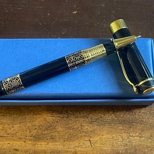 Lote siguiente: Elegante Bolígrafo Negro con Detalles Dorados y Ornamentación Geométrica