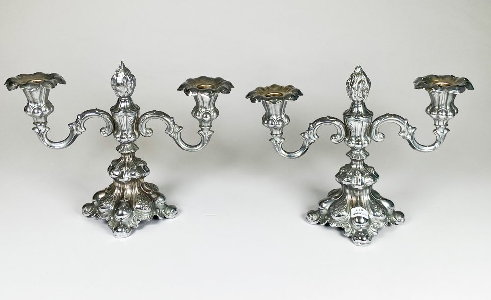 Lote siguiente: Candelabros de metal con luces