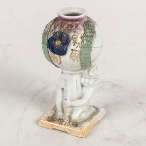 Lote siguiente: Mate de Porcelana Isabelino con Figura Decorativa y Avería