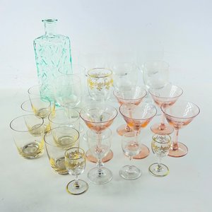 Lote de botellas, copas diferentes hialinas y color - imagen 1