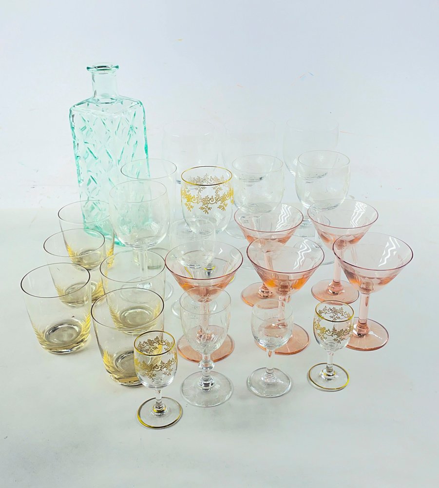 Lote de botellas, copas diferentes hialinas y color