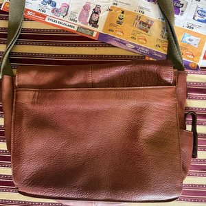 Bolso Bandolera de Cuero Marrón con Correa Ajustable - imagen 2