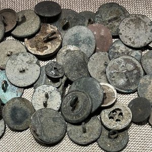 Lote de Botones Antiguos y Piezas Metálicas Varias - imagen 2