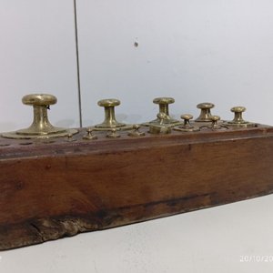 Lote anterior: Antiguo Cepo de Madera con 12 Pesas de Bronce