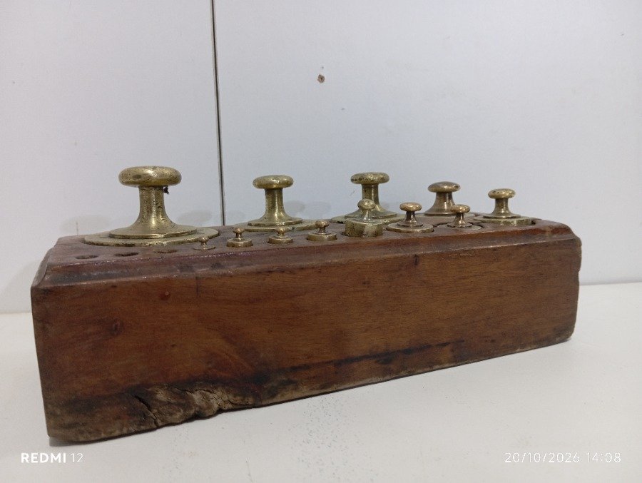 Antiguo Cepo de Madera con 12 Pesas de Bronce