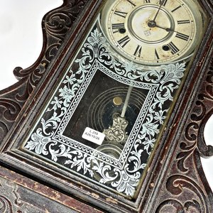 Reloj de Pared Antiguo con Péndulo y Llave, Caja de Madera Tallada - imagen 2