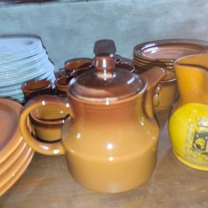 Juego de Cerámica Marrón 42 Piezas: Platos, Tazas y Jarra - imagen 3