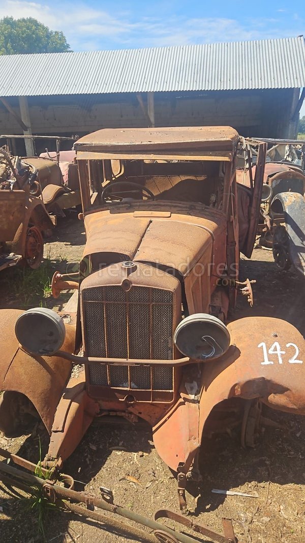 Camioneta Antigua Rústica para Restaurar