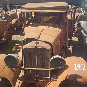 Lote anterior: Camioneta Antigua Rústica para Restaurar