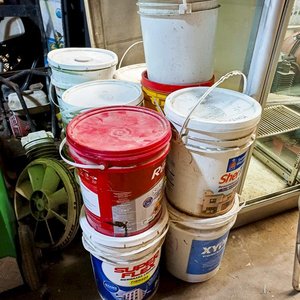 Lote anterior: 13 Tarros de Pintura y Revestimiento de 20 Litros