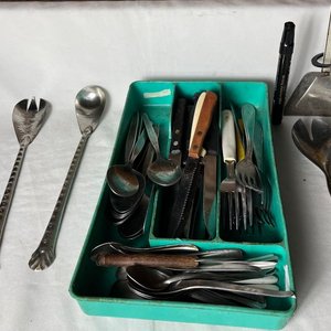 Lote anterior: Cubiertera Plástica con Cubiertos Varios