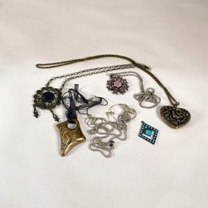 Lote anterior: Seis Collares Variados con Dijes y Detalles