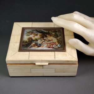 Alhajero Antiguo de Hueso con Pintura Romántica Firmada - imagen 3