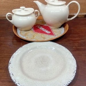 Lote siguiente: Tetera y Azucarero Lozur, Fuente Chapa Famosa y Plato