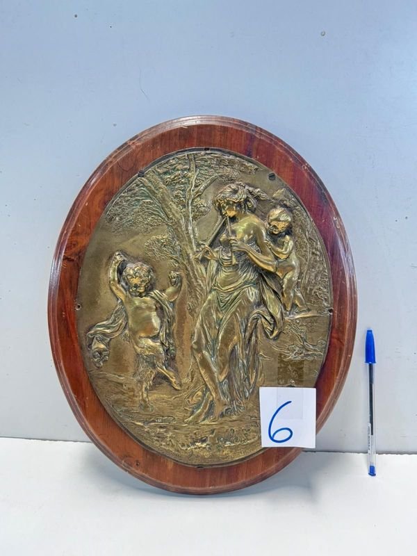 Cuadro de bronce con relieve escultórico