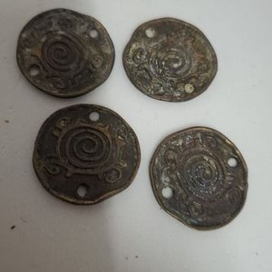 Lote siguiente: Lote de 4 Piezas Antiguas con Diseño Espiral