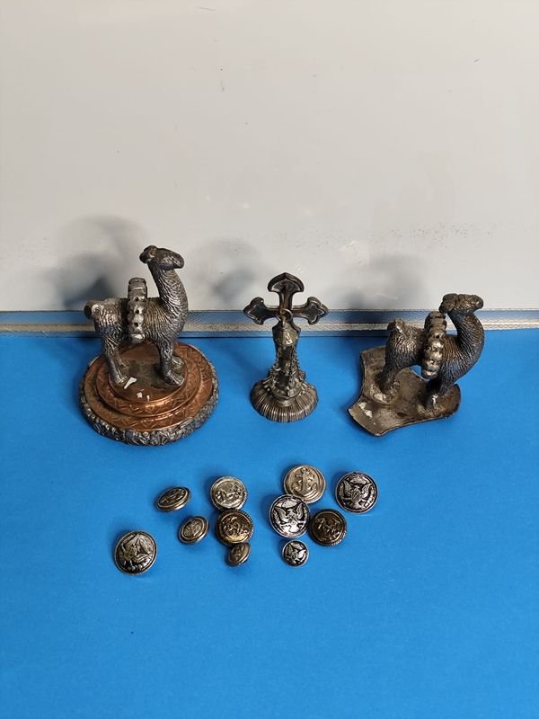 Lote de 11 Botones Navales y otros pequeños en metal, 2 porta pinchos franceses sellados - imagen 1