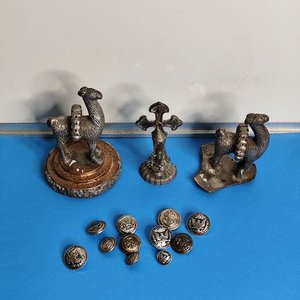 Lote siguiente: Lote de 11 Botones Navales y otros pequeños en metal, 2 porta pinchos franceses sellados