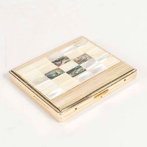 Lote anterior: Elegante Cigarrera de Metal con Nácar y Detalle de Víbora