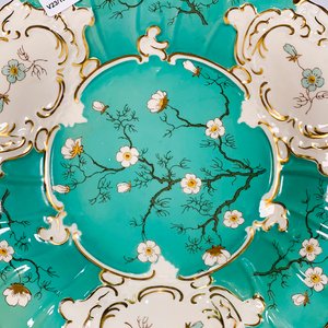 Centro de Porcelana Verde y Blanco con Flores y Borde Dorado - 30 cm - imagen 2