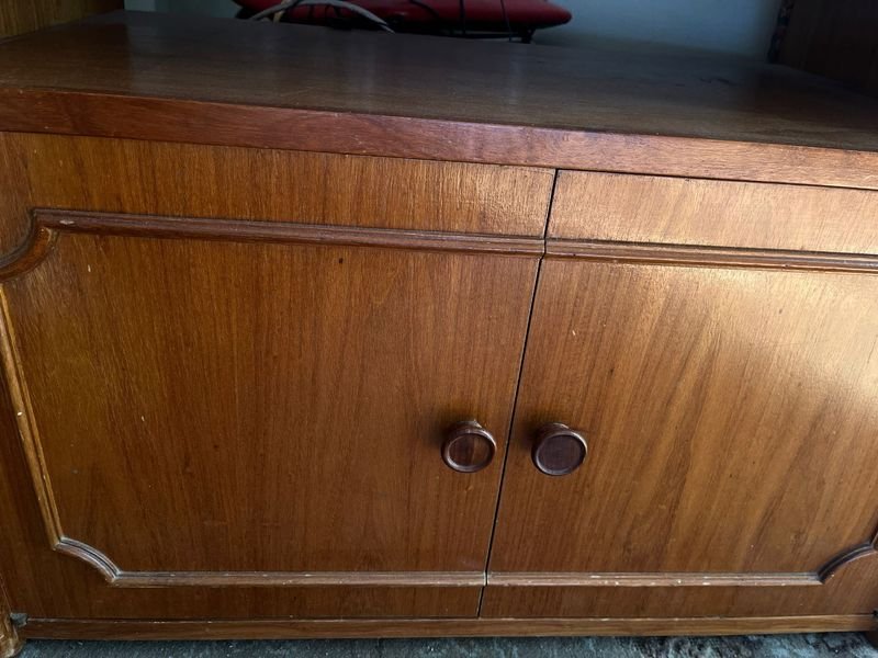 Rack de madera con molduras en excelente estado - imagen 2