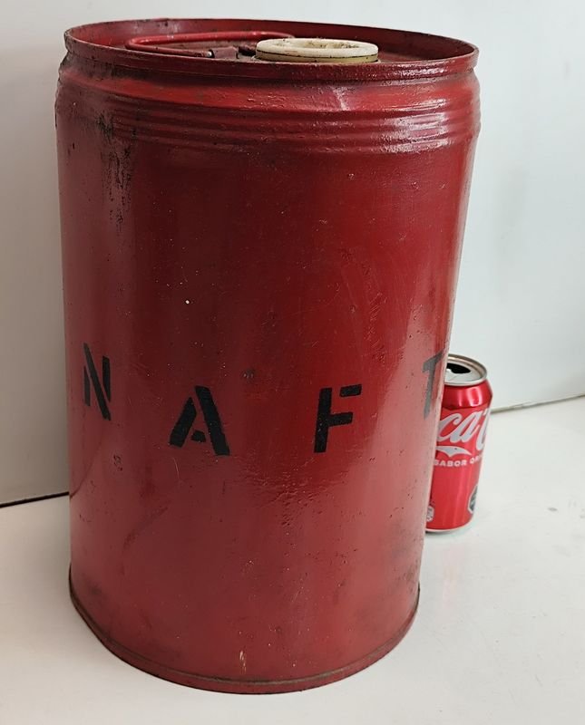 Antiguo Tanque Metálico Rojo para Nafta con Tapa Sellada