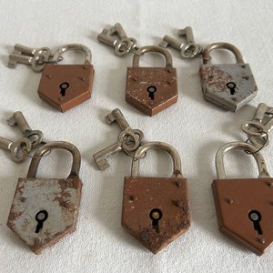 Lote de 6 Candados Antiguos con Llaves - imagen 1