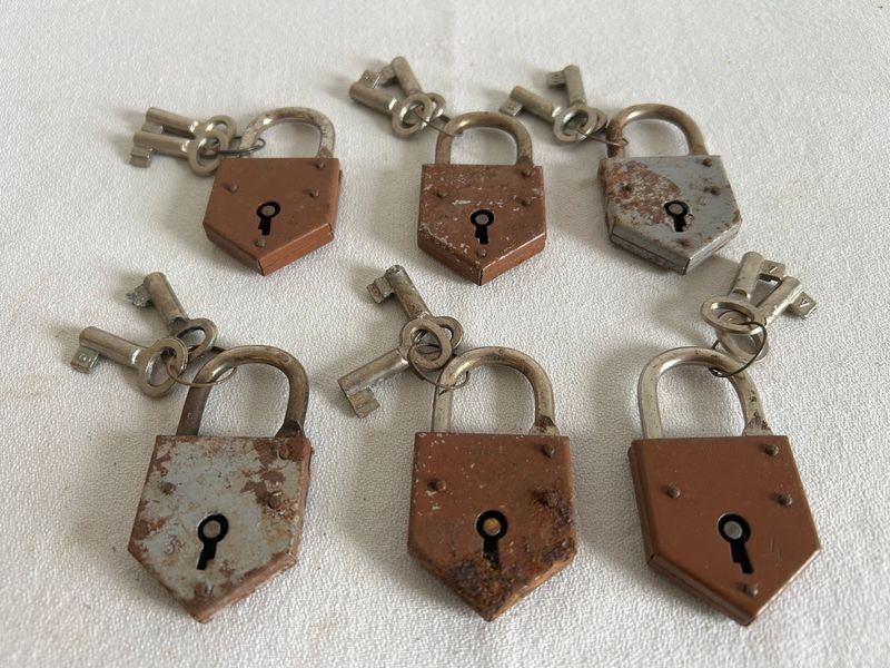Lote de 6 Candados Antiguos con Llaves