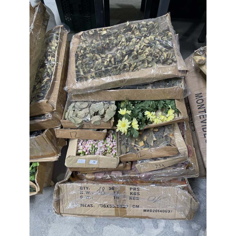 13 Cajas de Flores Artificiales Variadas