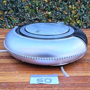 Aspiradora Robot Negra y Plateada con Cepillos Laterales - imagen 2