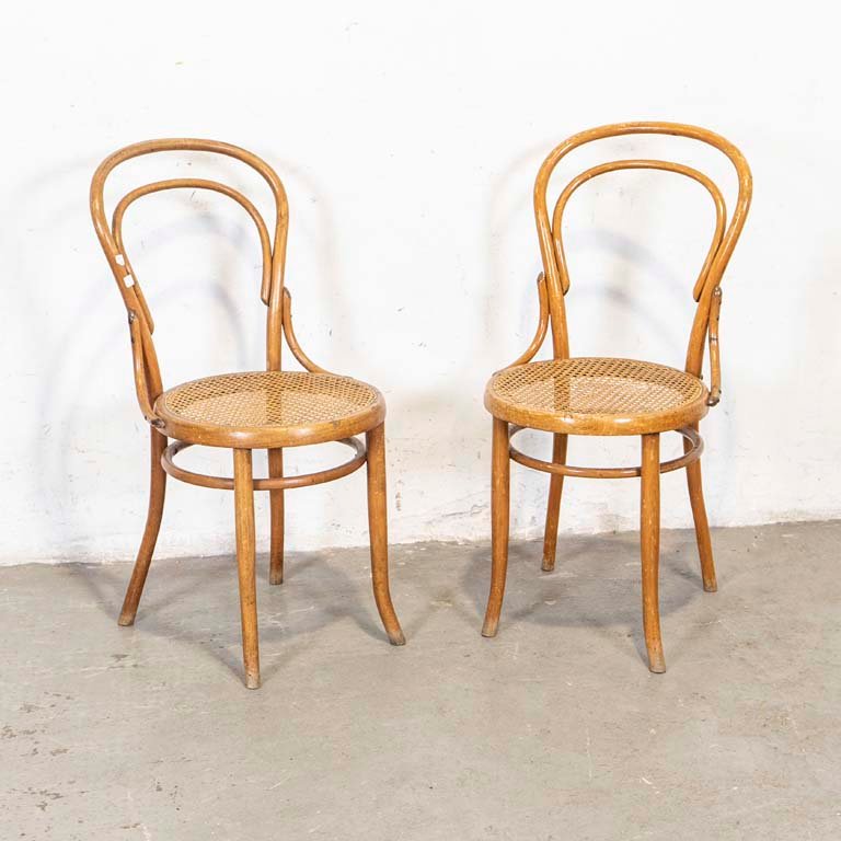 Lote anterior: Sillas danesas antiguas de madera con detalles únicos