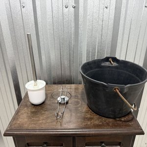 Set de Baño: Soporte con Cepillo, Portarrollos y Balde Plástico - imagen 2