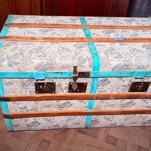 Antiguo Baúl Tapizado con Estampado Floral y Detalles en Madera - imagen 11