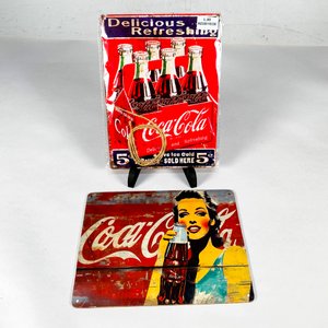 Dos Carteles Decorativos Coca-Cola Vintage con Monograma - imagen 1